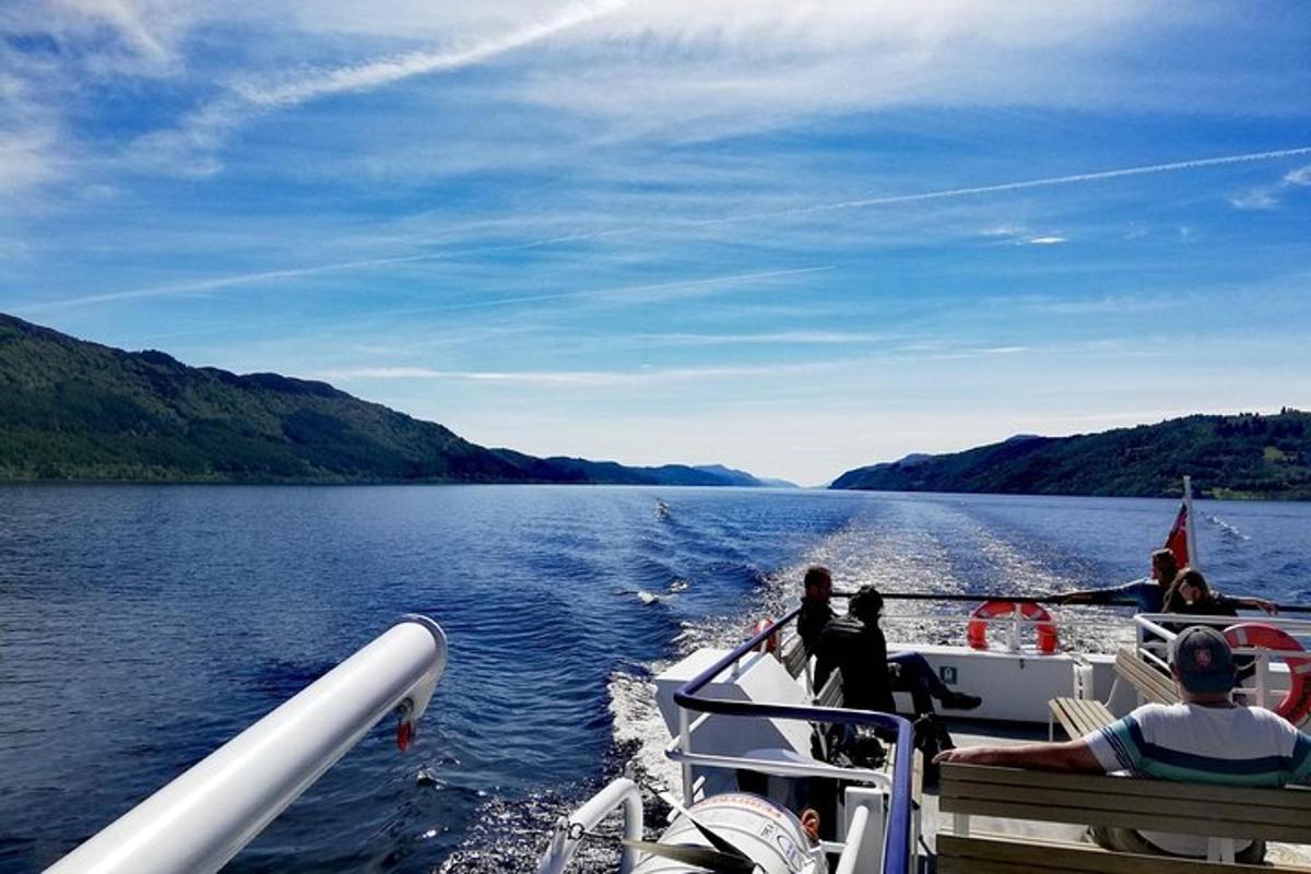 un grup de persones en un vaixell en un llac