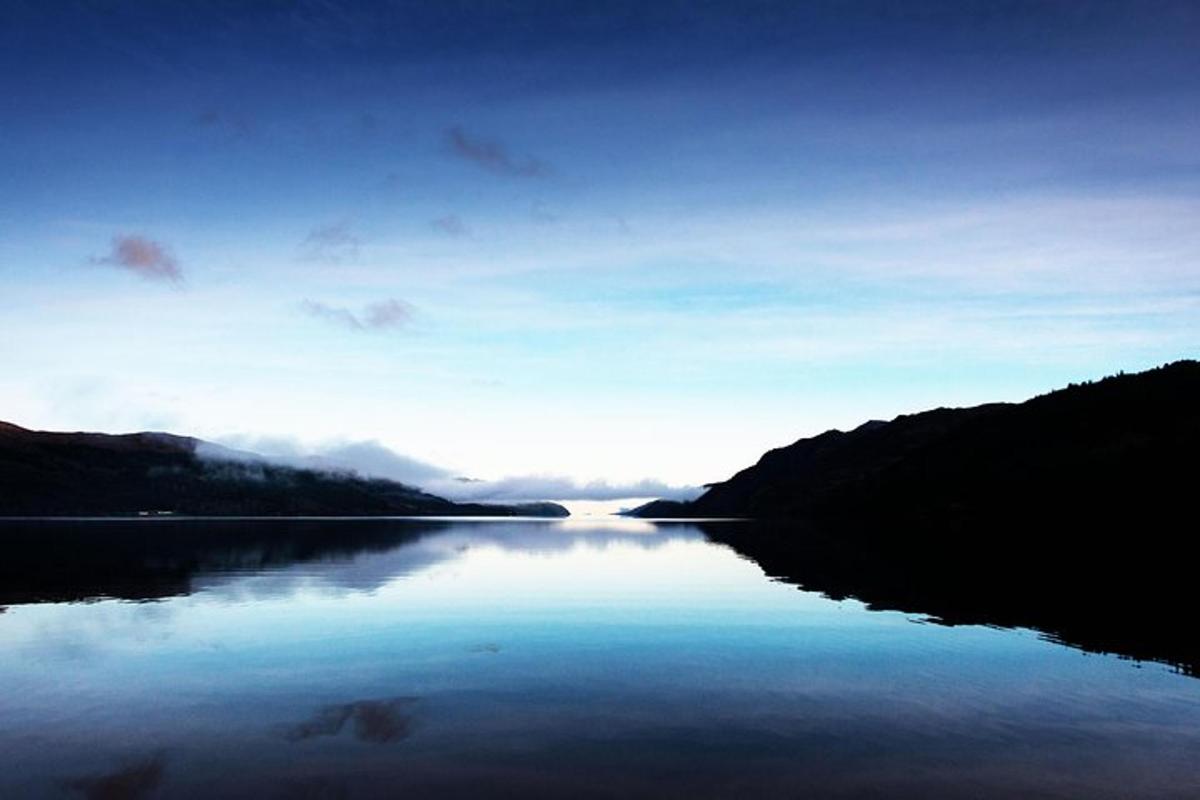 una vista d'una massa d'aigua amb el cel