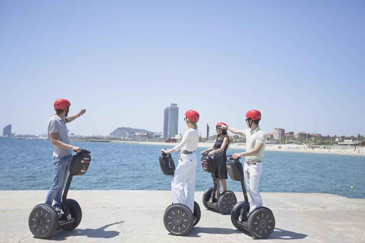 sekumpulan orang yang menaiki segway di tepi air