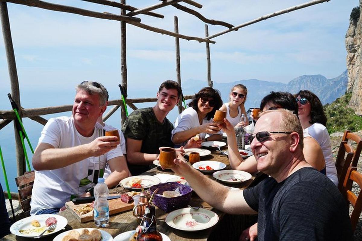 un grup de oameni care stau la o masă și mănâncă