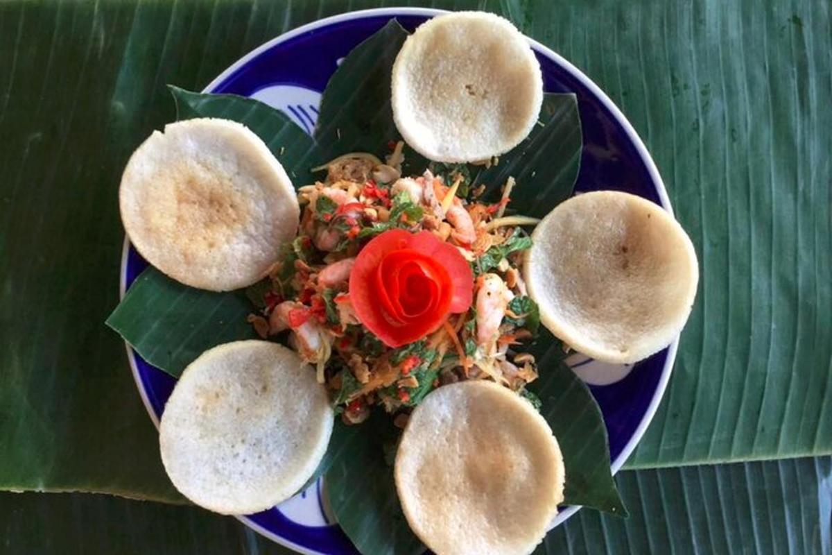 un plat de menjar amb una rosa vermella