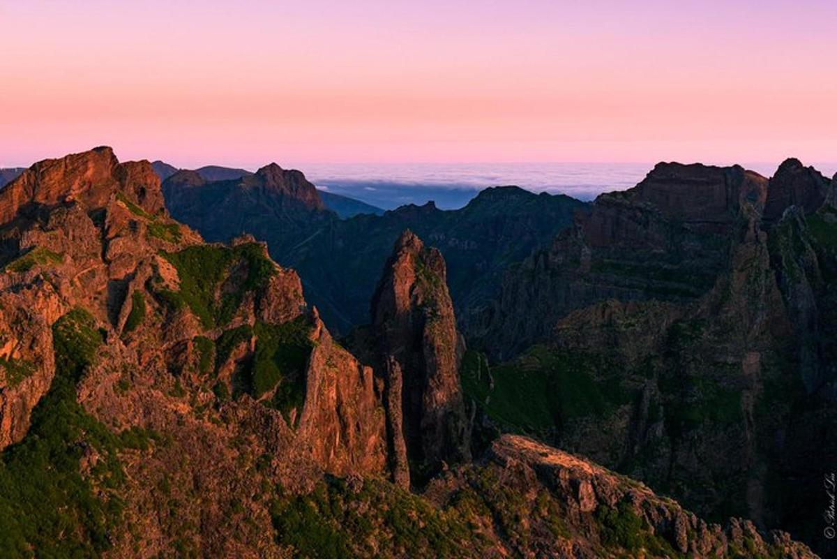 ein Blick auf die Berge bei Sonnenuntergang