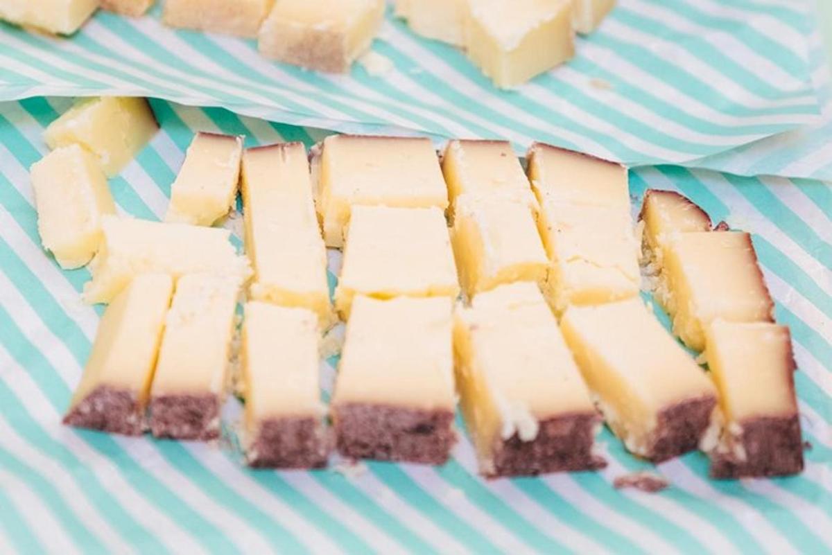 řada brownies s bílou polevou na pruhovaném papíře