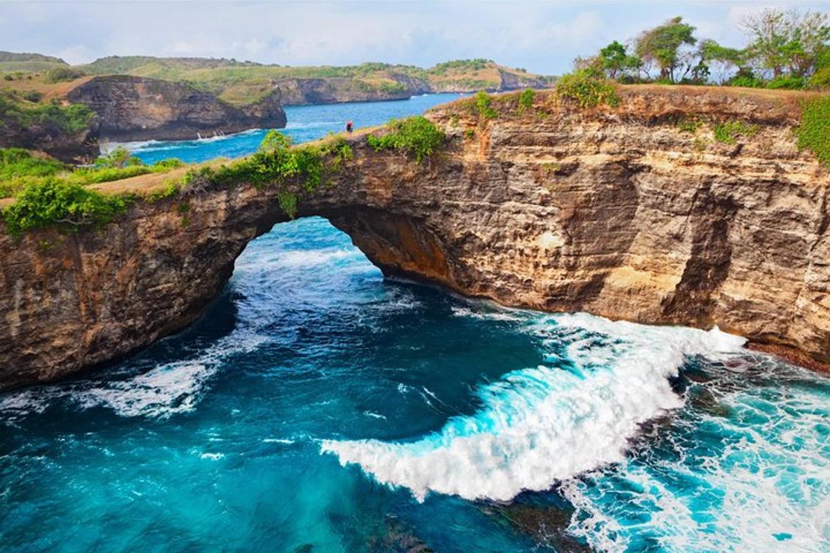 lok v skalnati pečini nad oceanom