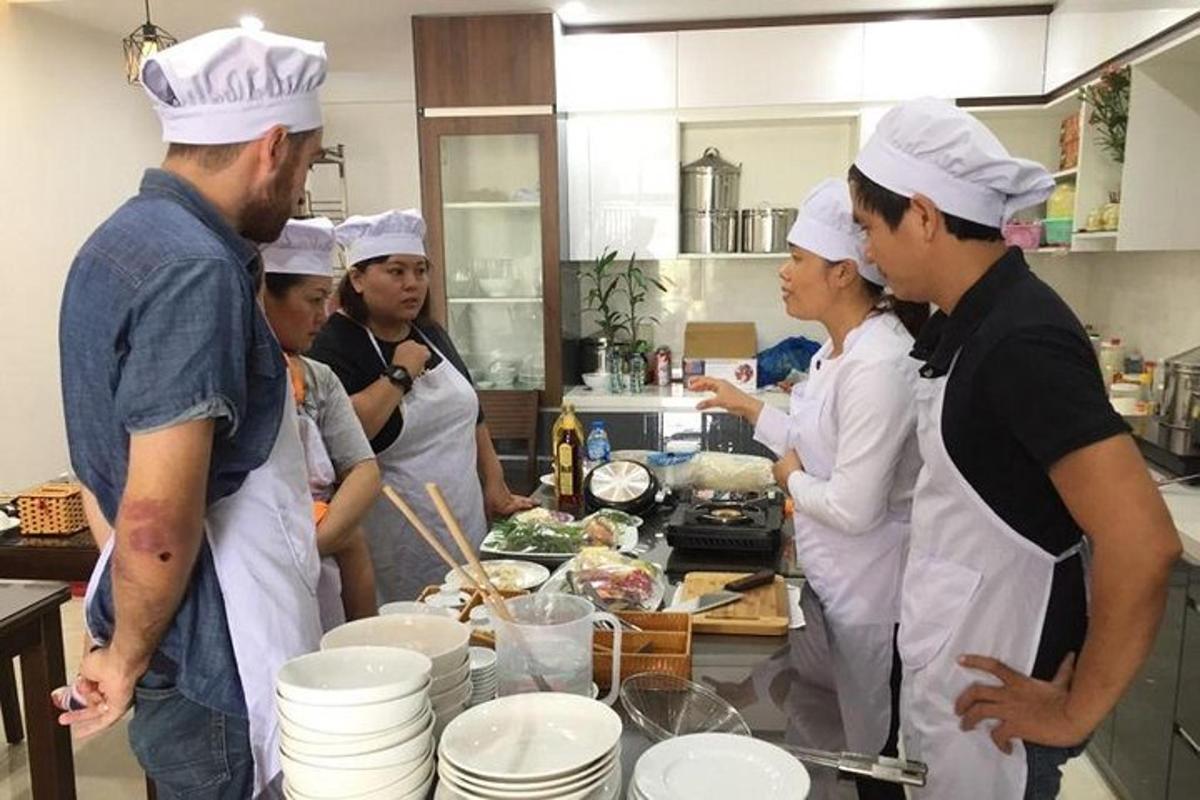 un grup de persones a la cuina preparant menjar