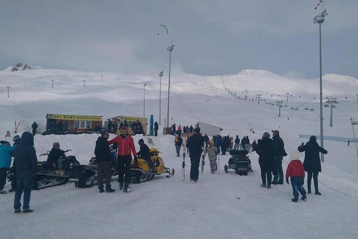 un grup mare de oameni care stăteau în zăpadă