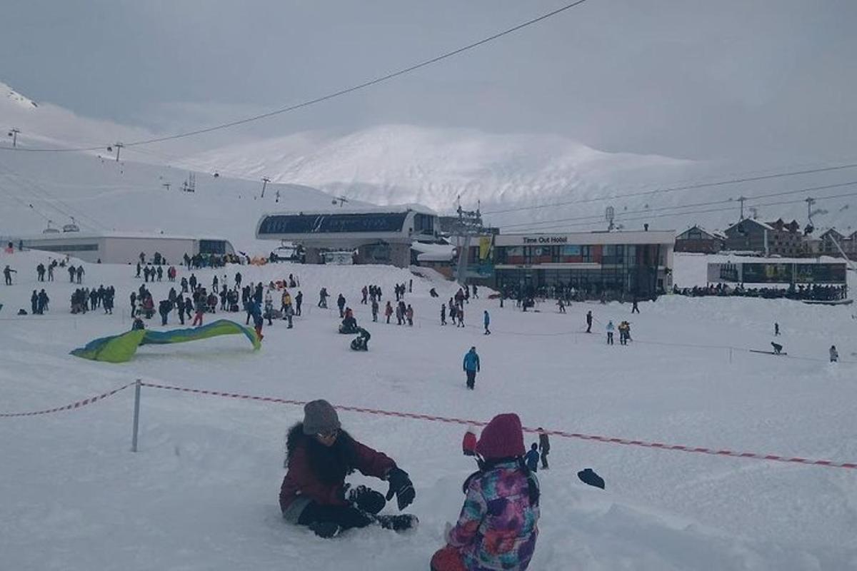 un grup de oameni în zăpadă pe o pârtie de schi