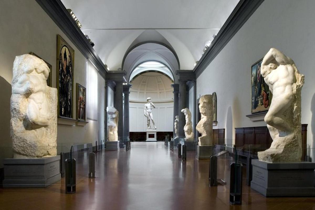 muuseum, mille koridoris on väljas kujud