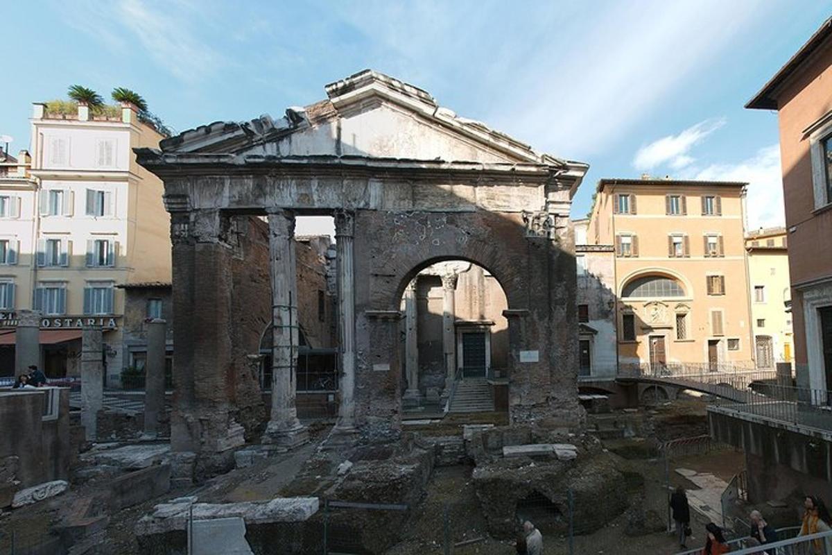 都市にあるアーチのある古代の建物