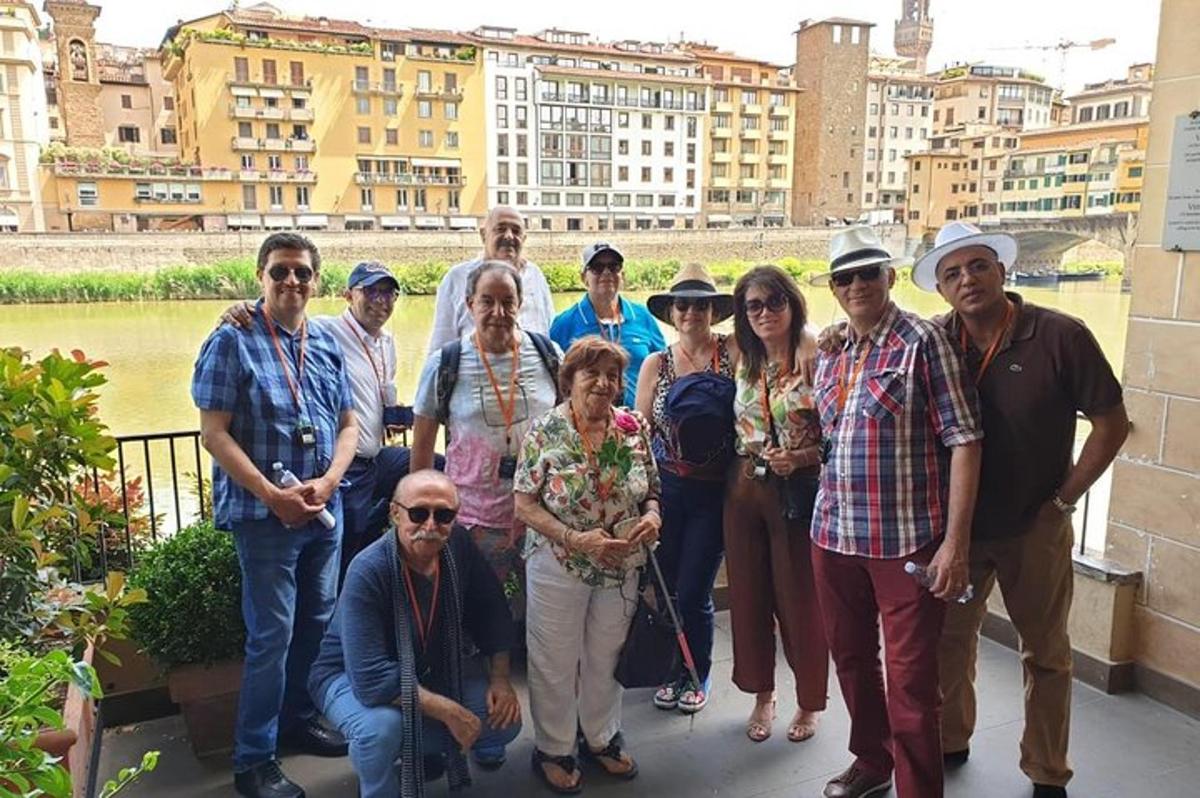 grupp inimesi poseerib sillal pildi jaoks