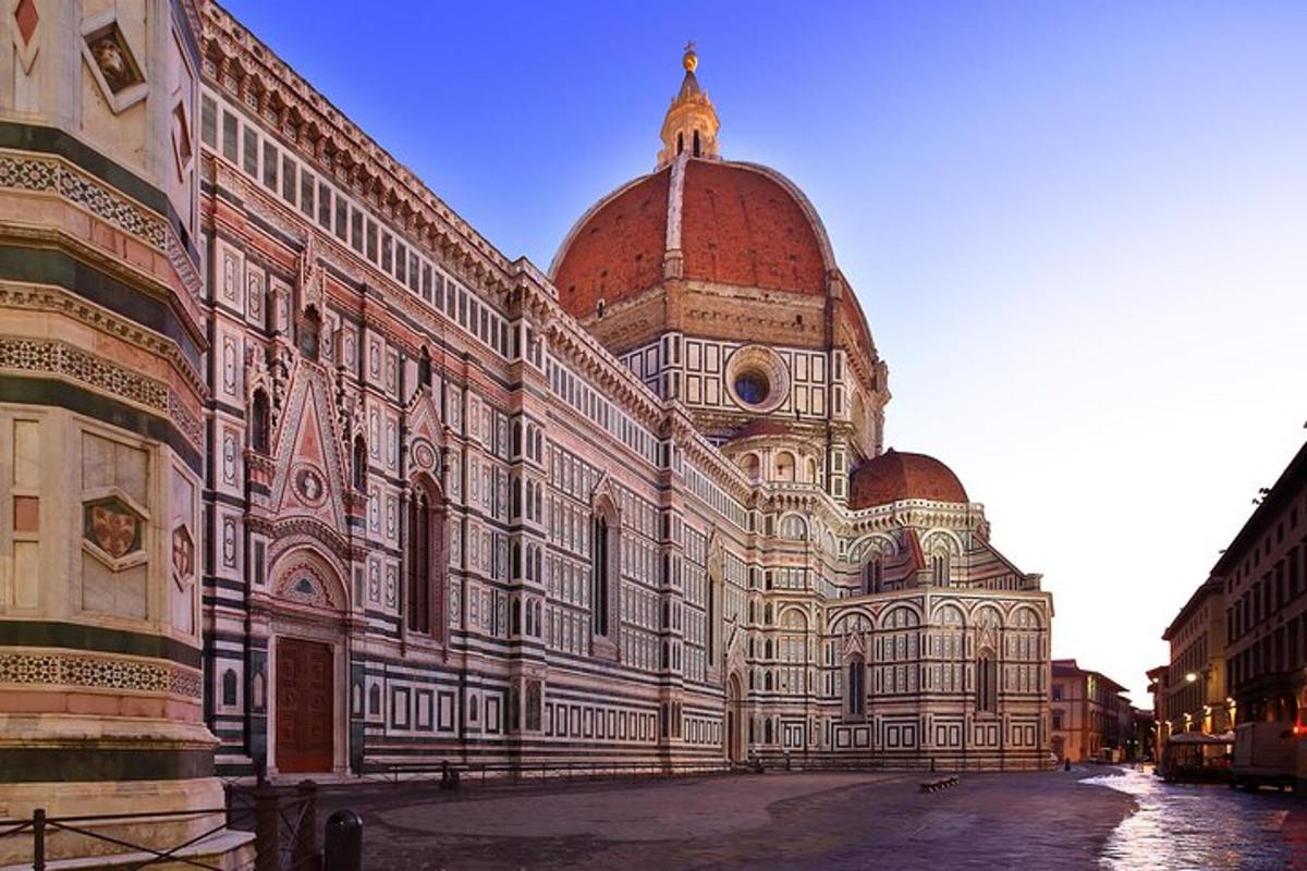 um grande edifício com uma cúpula no topo