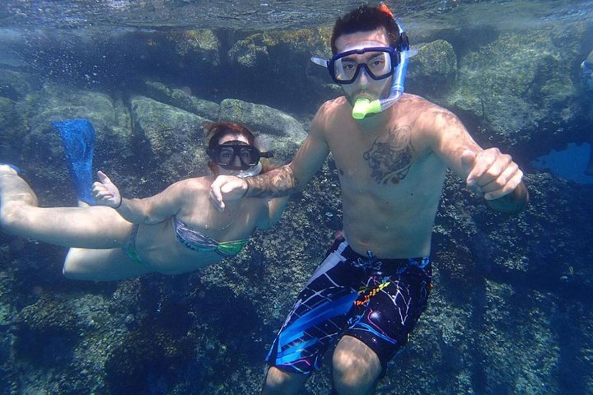 Dva moška plavata v vodi v oceanu