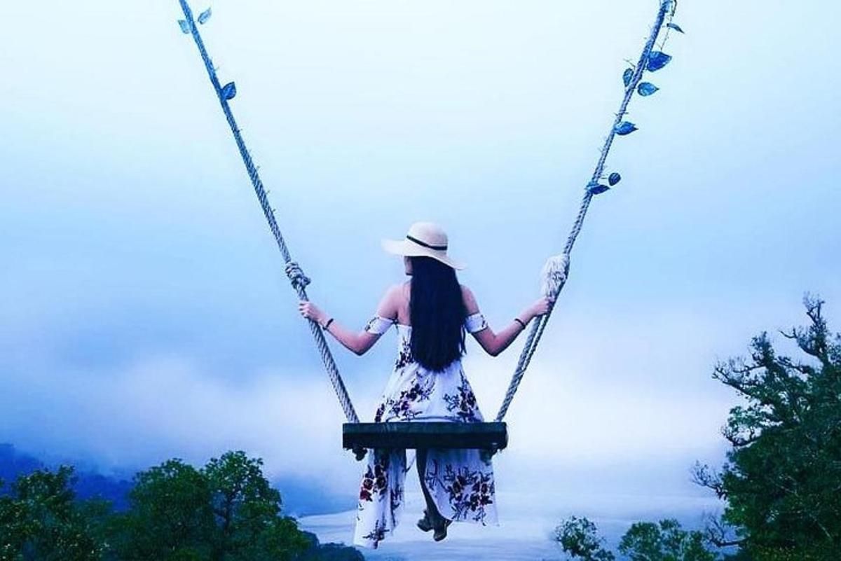 una mujer está sentada en un columpio