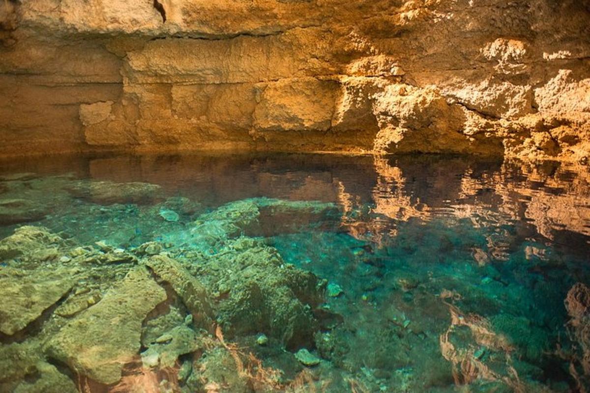 kolam air di sebelah gua batu