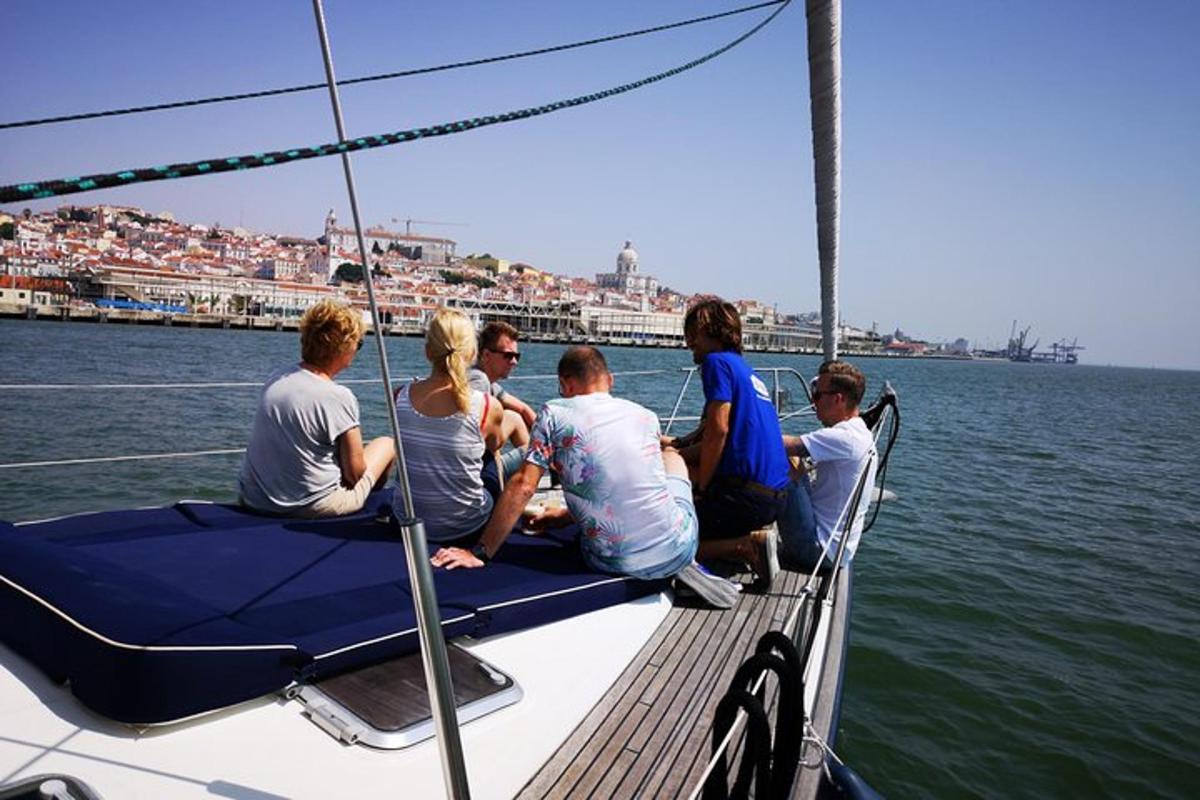 un gruppo di persone sedute sul ponte di una barca