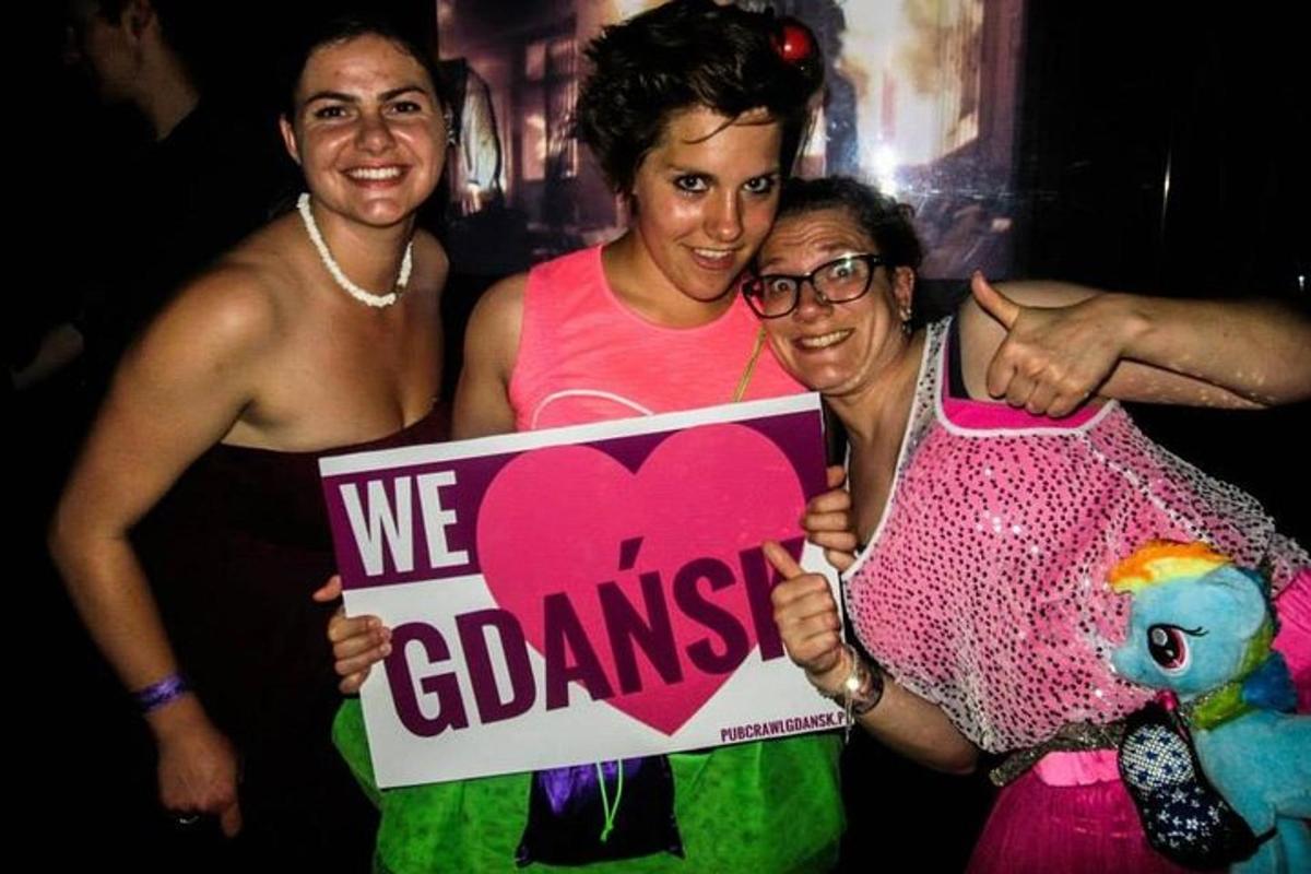 un gruppo di tre persone che tengono in mano un cartello