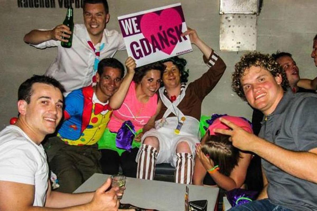 un gruppo di persone posa per una foto