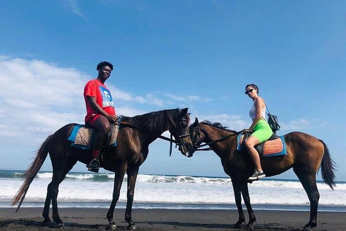 两个人在海滩上骑马
