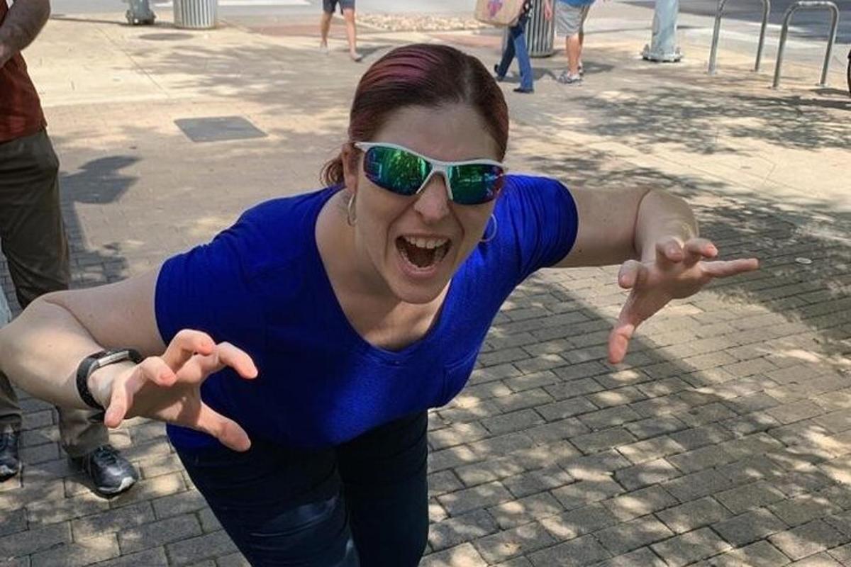 o femeie cu ochelari de soare îndreaptă spre cameră