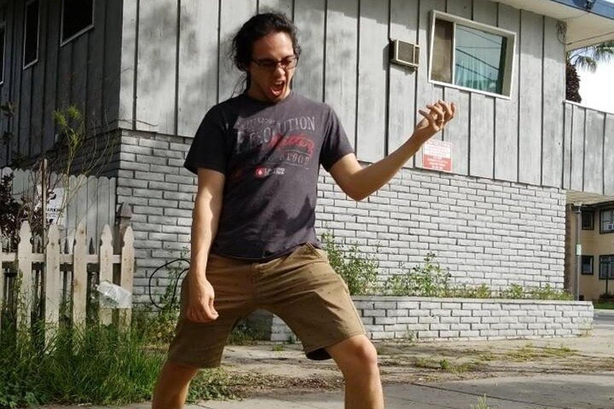 un bărbat care mergea cu un skateboard pe o stradă