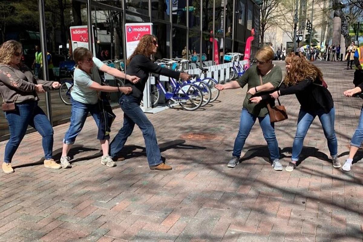 hópur fólks að dansa á götu