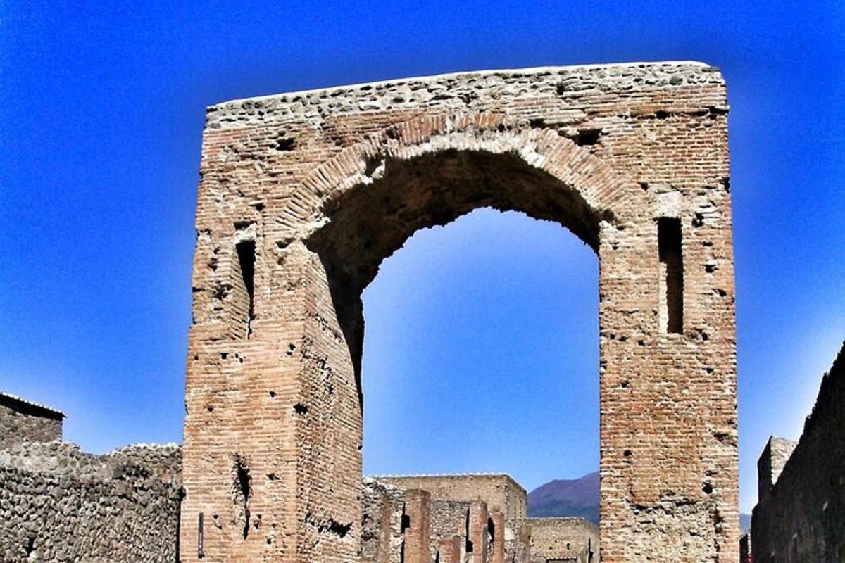un arco in un edificio di mattoni con un cielo blu
