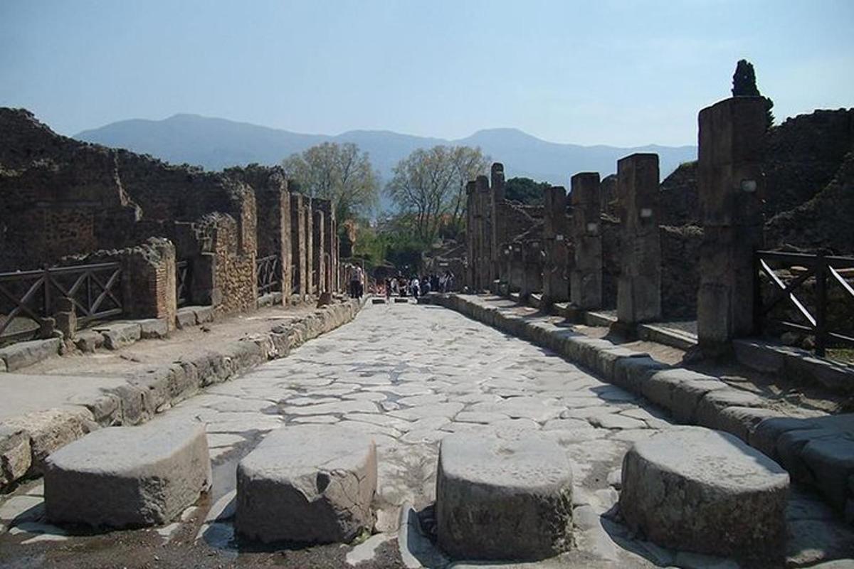 un carrer empedrat entre les ruïnes d'un temple