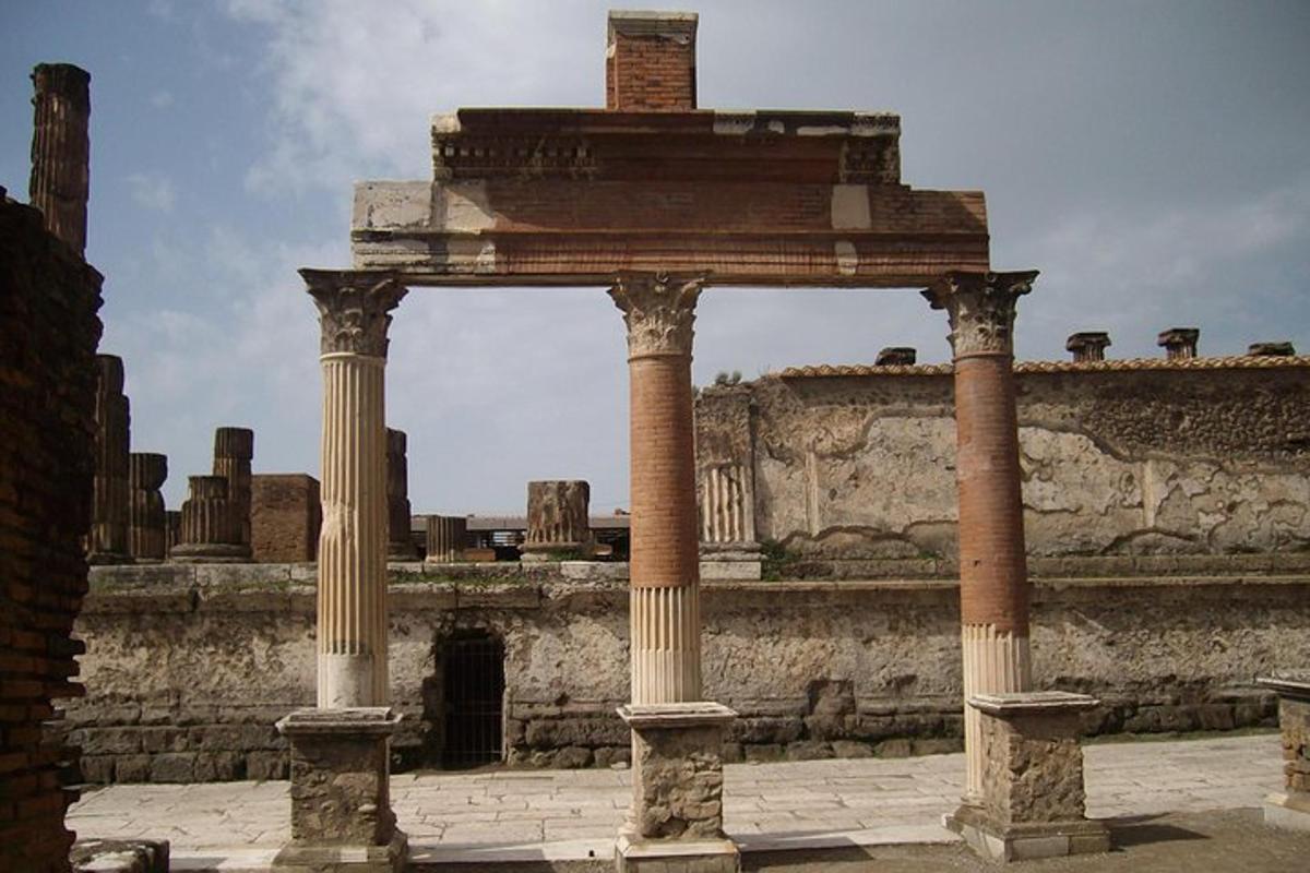 antiche rovine di un edificio con colonne e un edificio