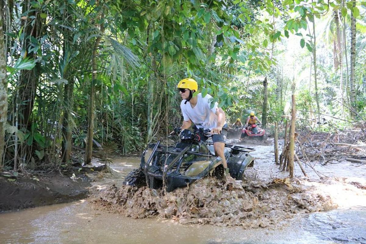 muž jazdiaci na dirt bike v džungli