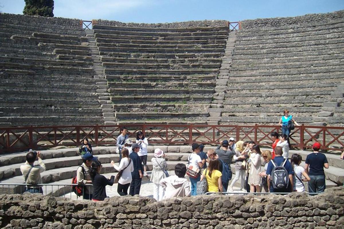 un gruppo di persone in piedi in un anfiteatro