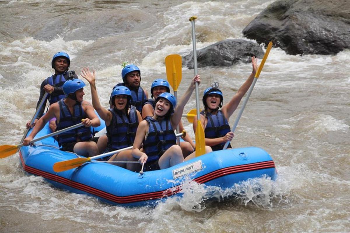 un gruppo di persone sta facendo rafting su un fiume
