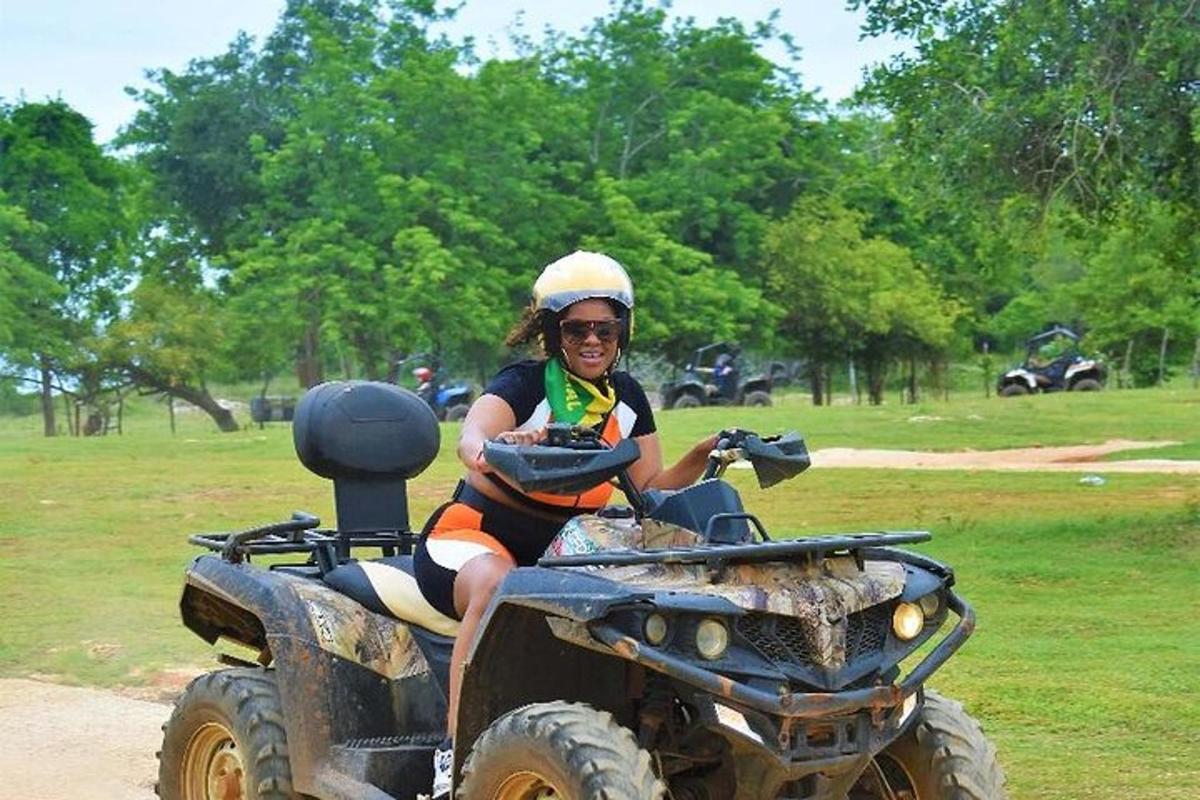 una donna che viaggia su un quad in un parco