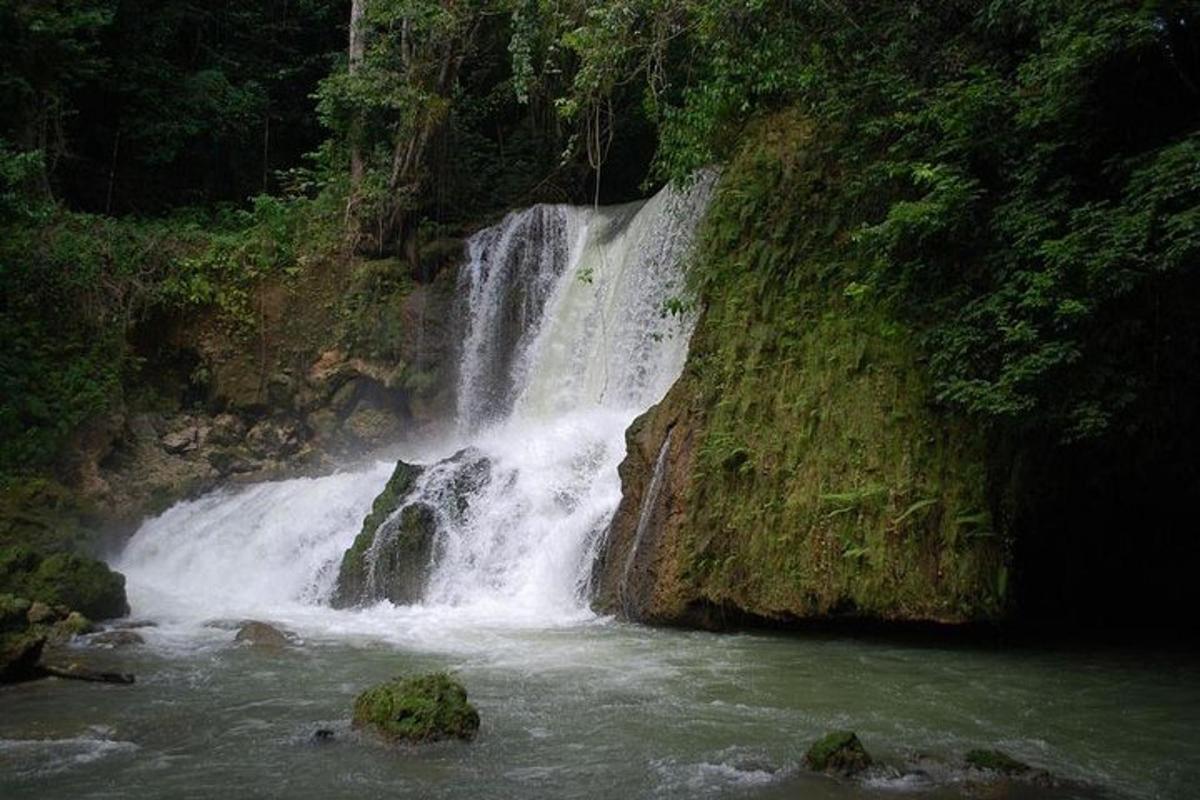 una cascata in mezzo a un fiume