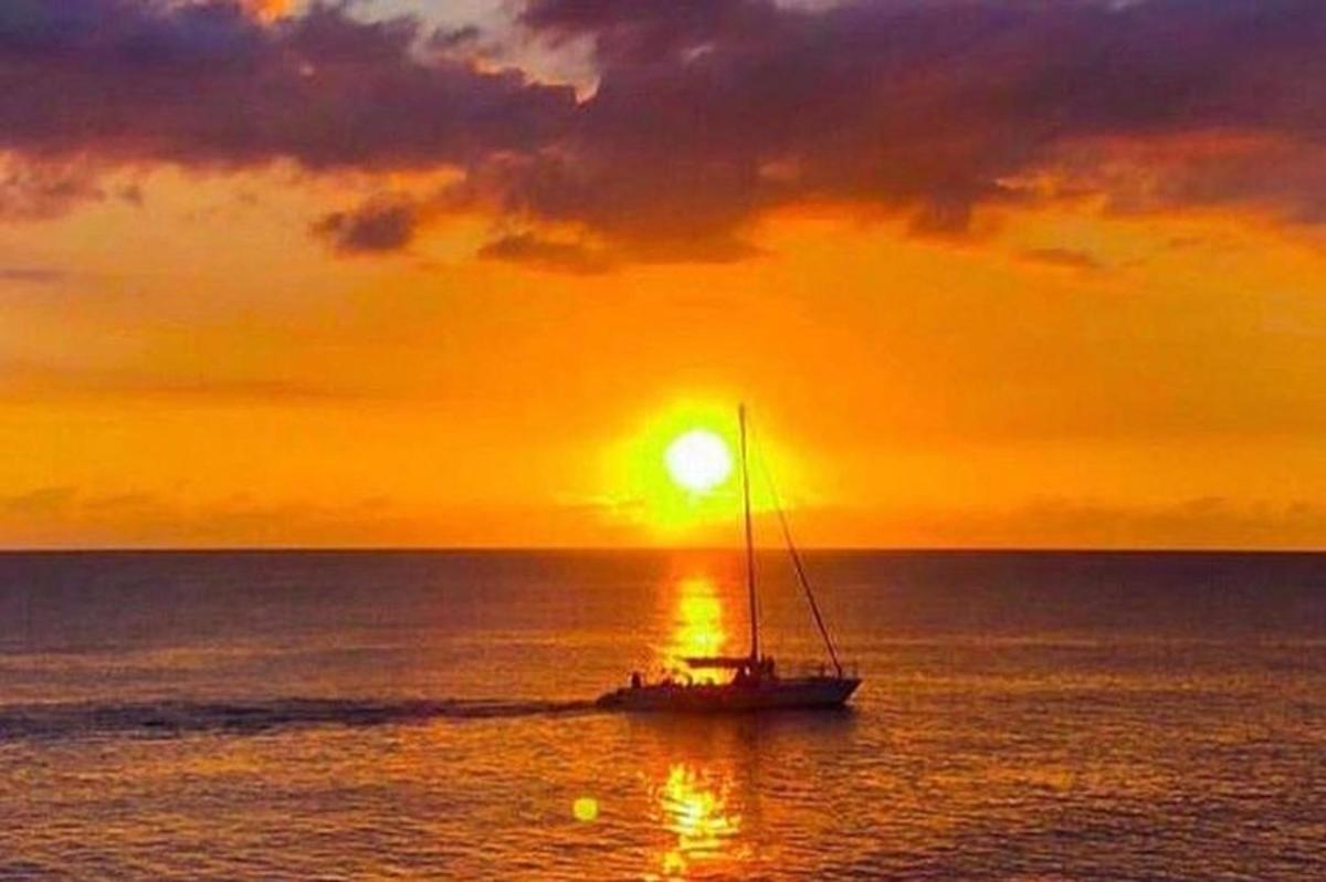 un barco en el océano al atardecer