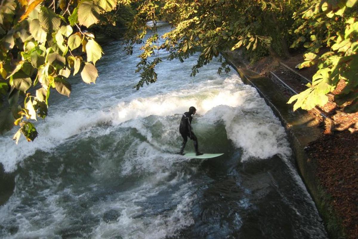 um homem surfando uma onda em uma prancha de surfe em um rio