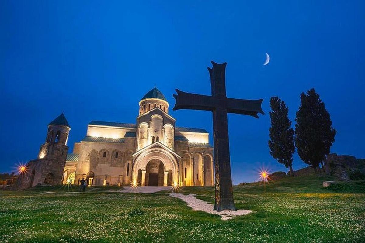 velika cerkev s križem pred njo