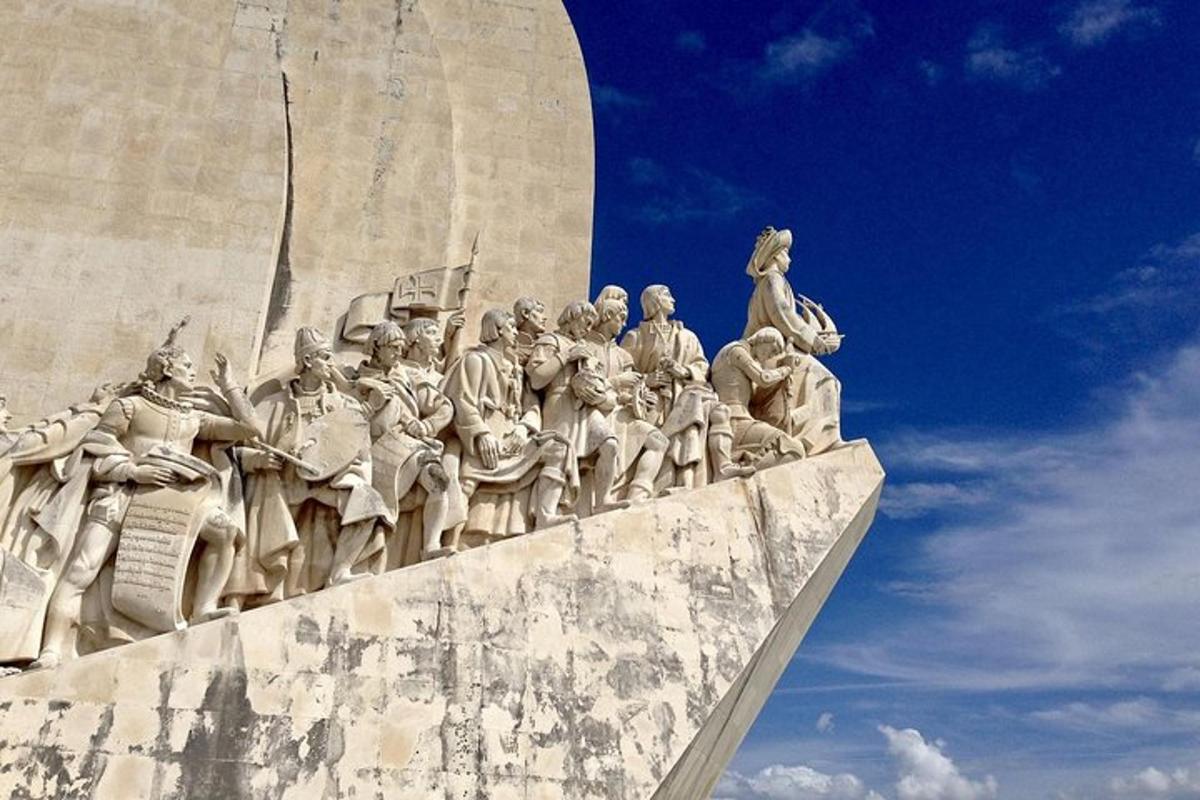 una estàtua d'un grup de persones en un monument