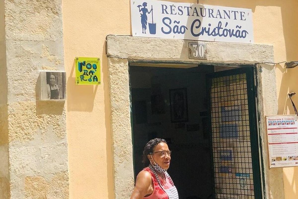 μια γυναίκα που στέκεται στην πόρτα ενός κτιρίου