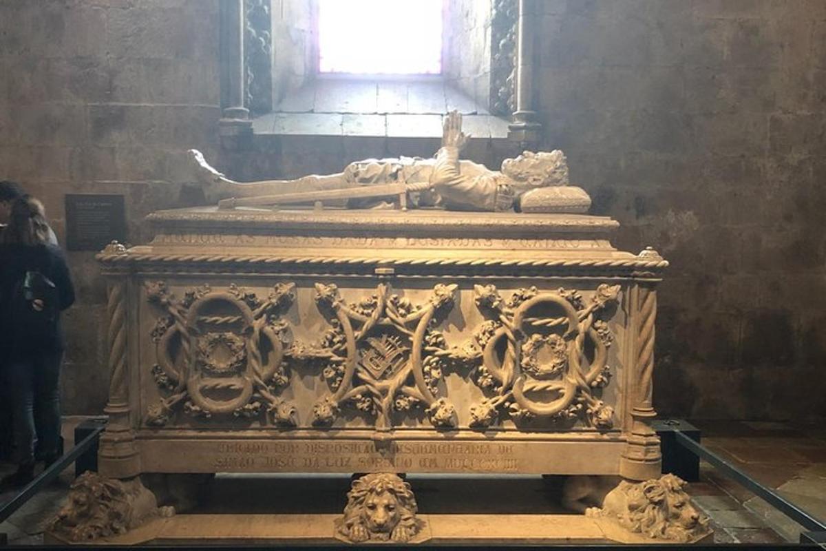 una habitació amb una estàtua sobre una taula