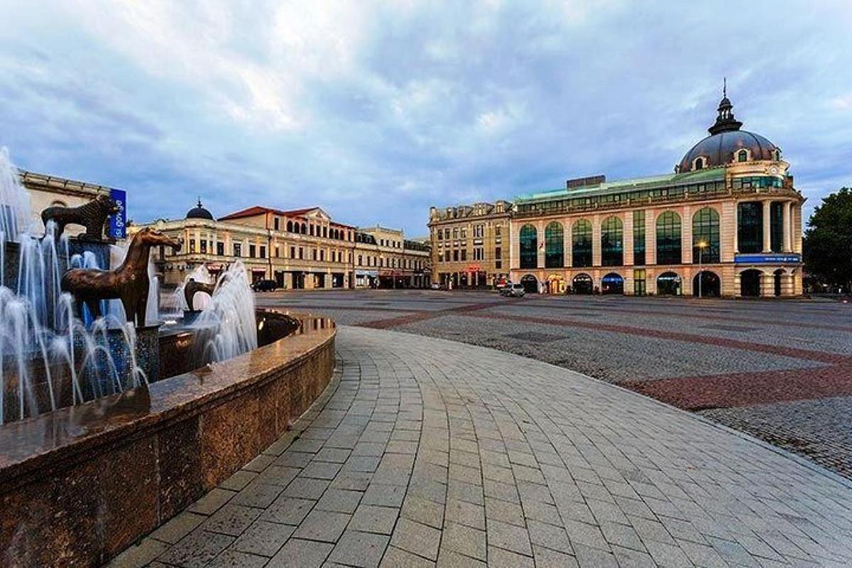 stavba s fontano pred stavbo