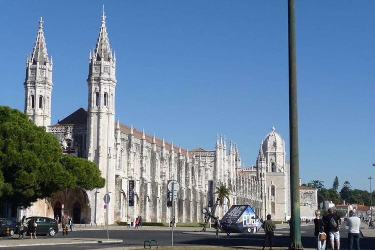 um grande edifício com duas torres em uma rua