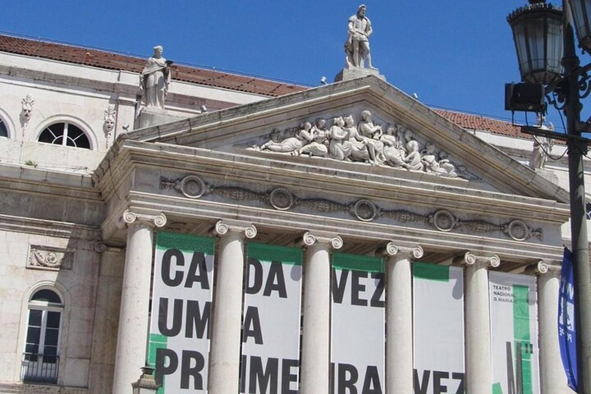 Un edificio con un cartel en el frente.