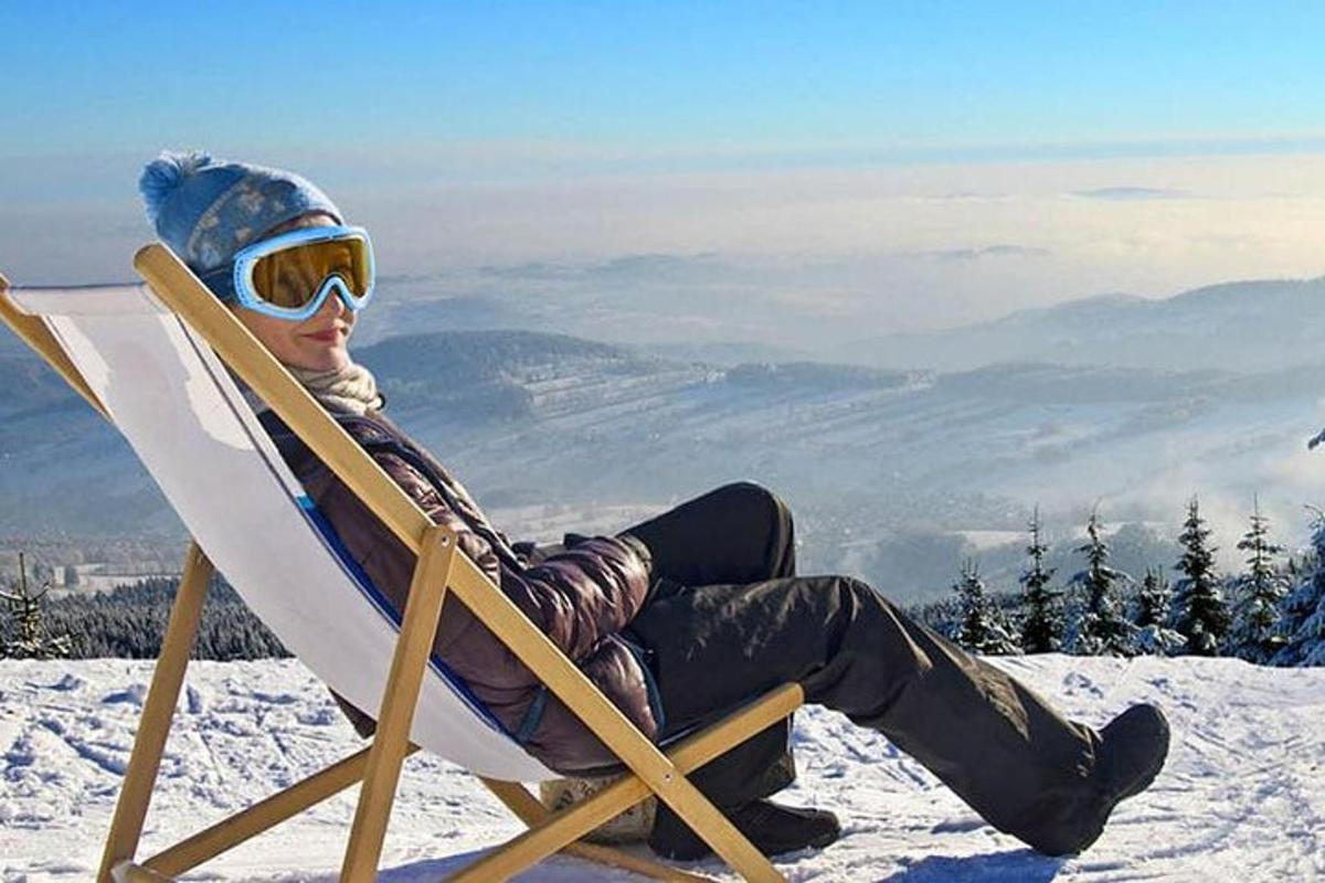 una persona seduta su una sedia nella neve