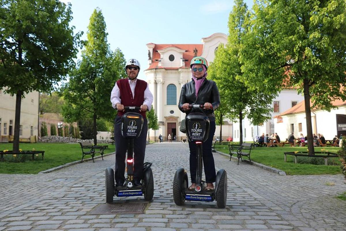 due persone in segway in un parco