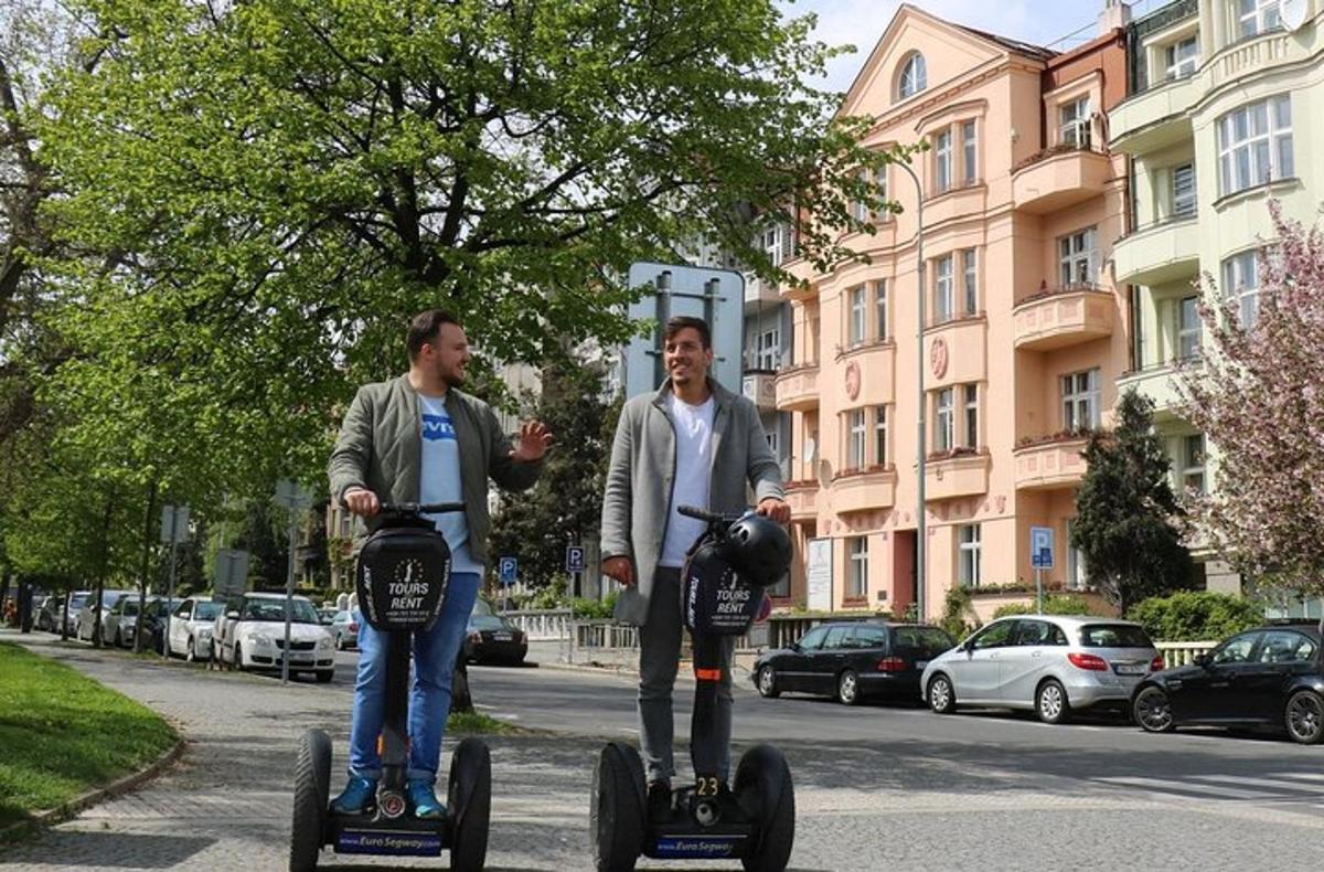 Kaksi miestä ajaa Segwaylla kadulla