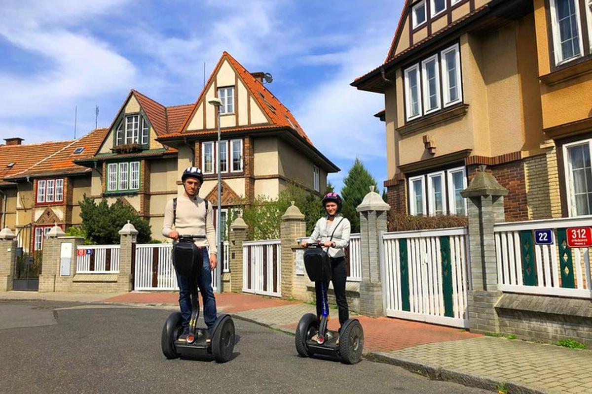 due donne che percorrono in segway una strada