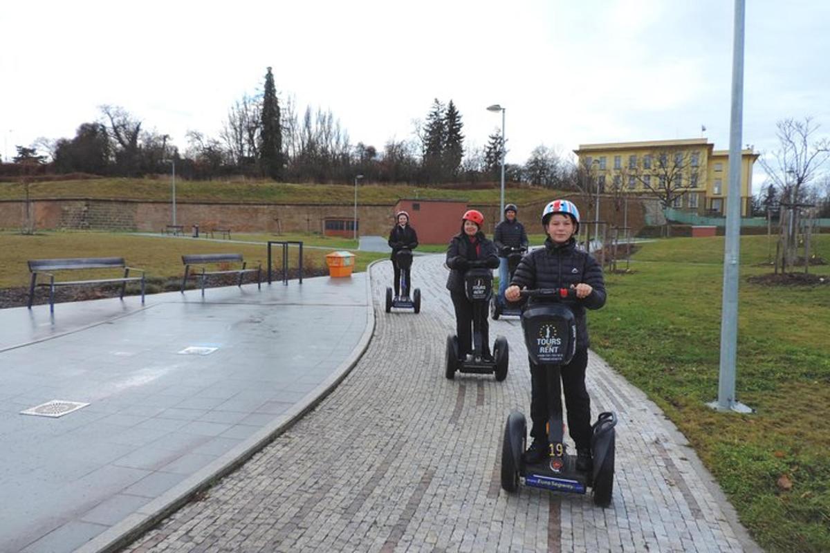 un gruppo di bambini che vanno in segway in un parco