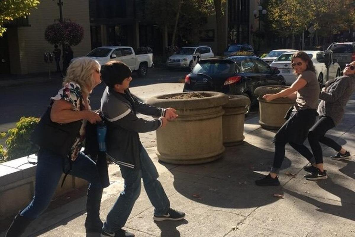 一群人走在街上