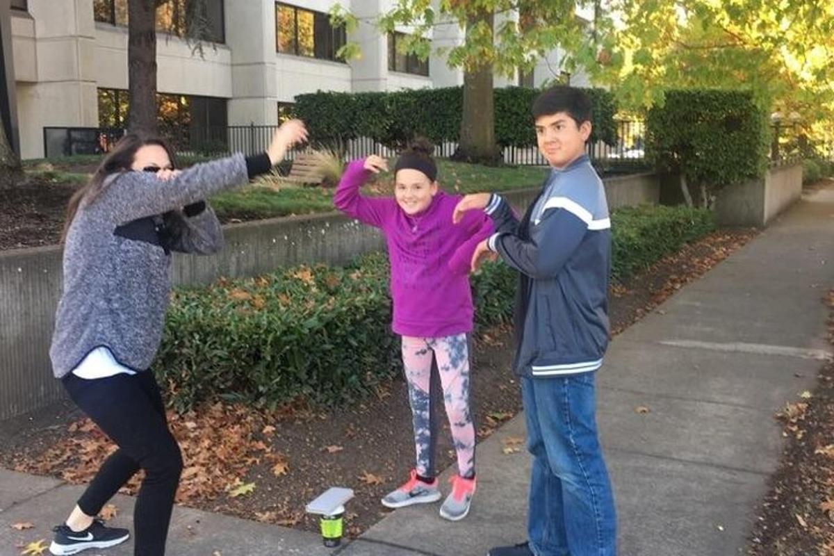 三个年轻人站在人行道上