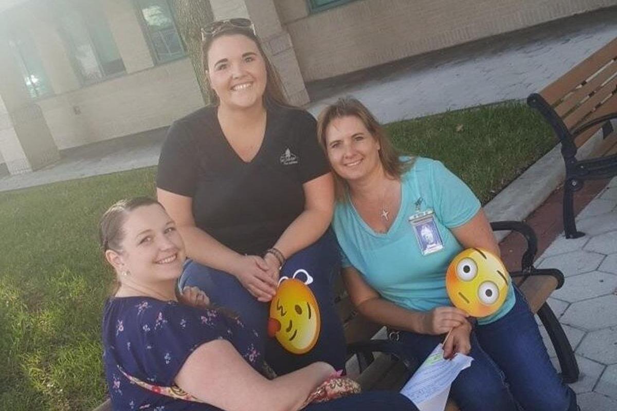 三个女人坐在长凳上